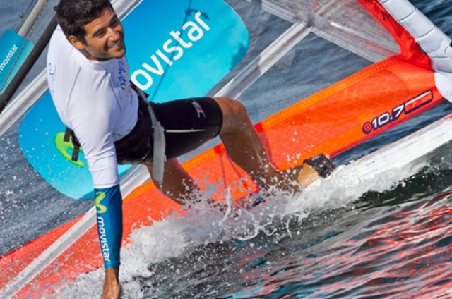  homme touchant la planche à voile planche à voile en mer